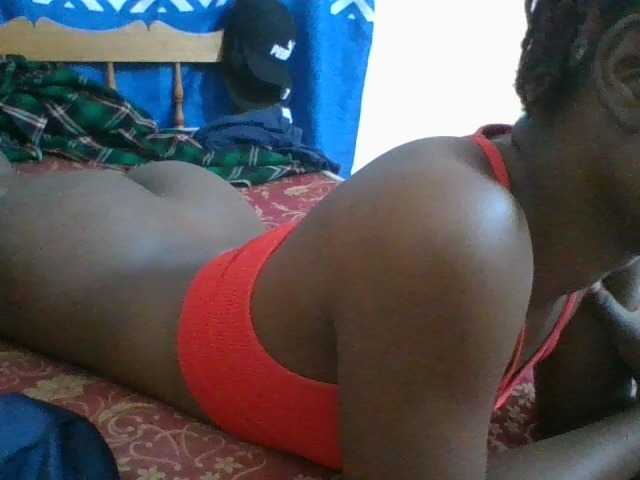 Charliepoco live cam on BongaCams