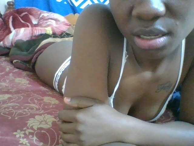 Charliepoco live cam on BongaCams