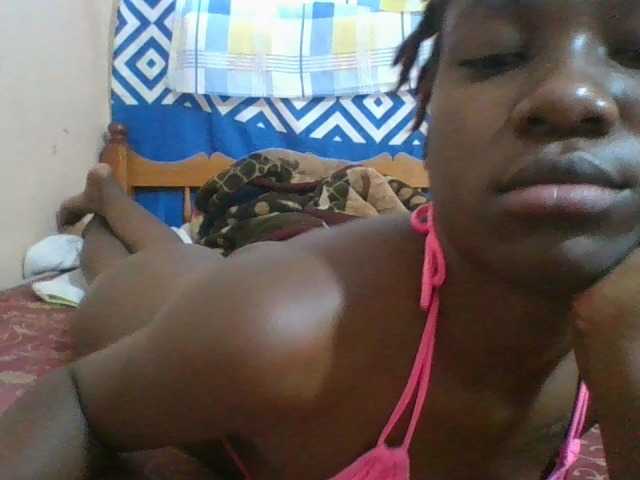 Charliepoco live cam on BongaCams