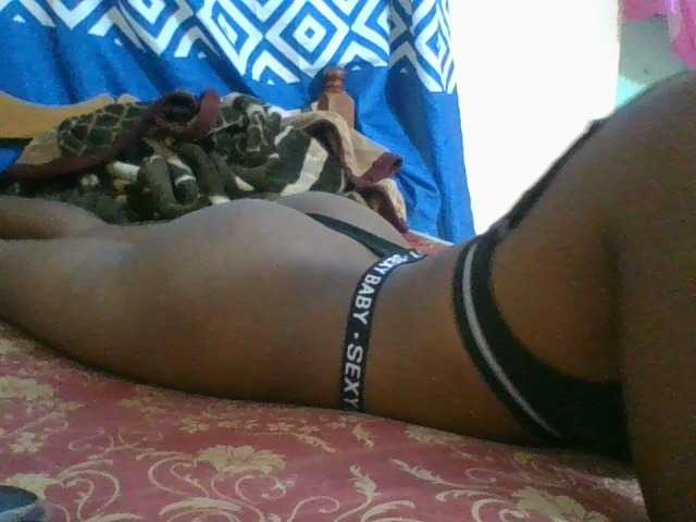 Charliepoco live cam on BongaCams