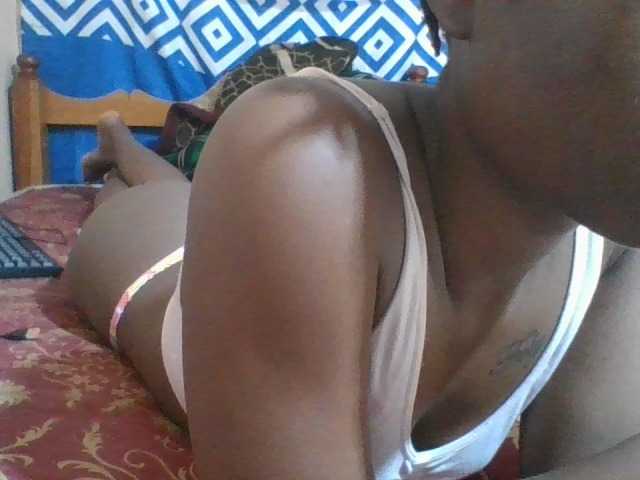 Charliepoco live cam on BongaCams