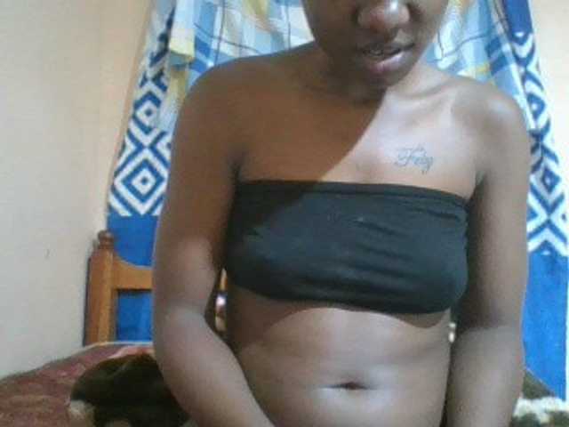 Charliepoco live cam on BongaCams