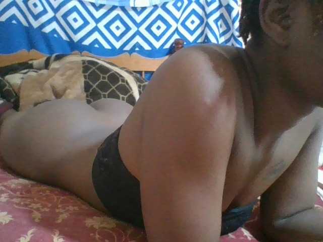 Charliepoco live cam on BongaCams