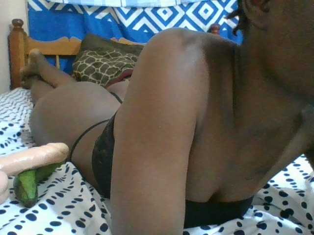 Charliepoco live cam on BongaCams