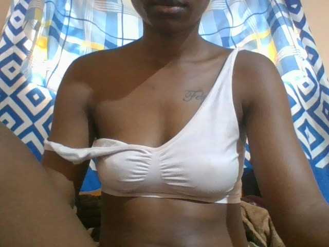 Charliepoco live cam on BongaCams