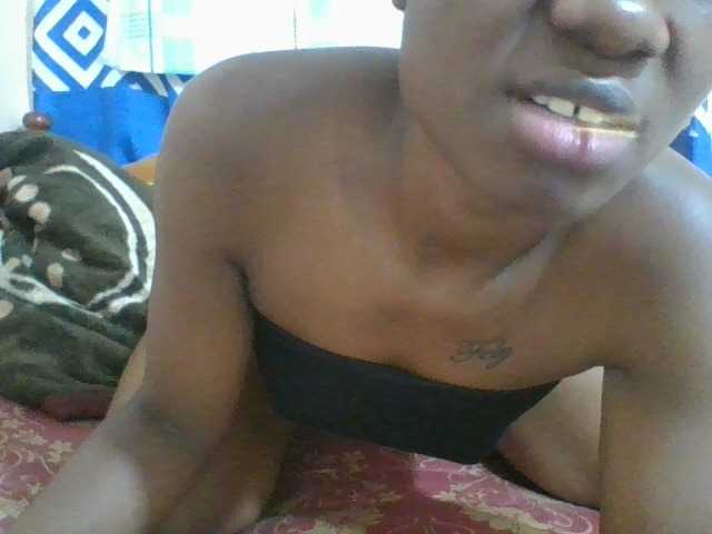 Charliepoco live cam on BongaCams