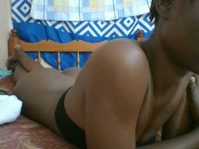 Charliepoco live cam on BongaCams
