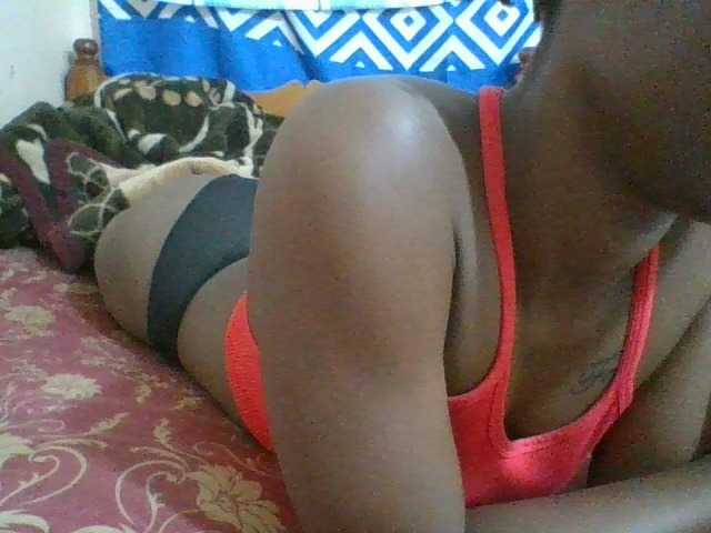 Charliepoco live cam on BongaCams