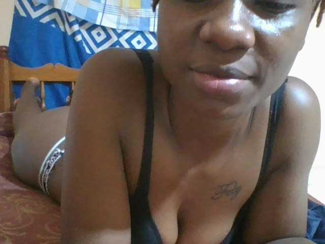 Charliepoco live cam on BongaCams