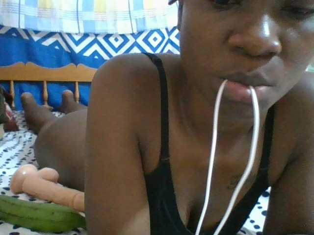 Charliepoco live cam on BongaCams