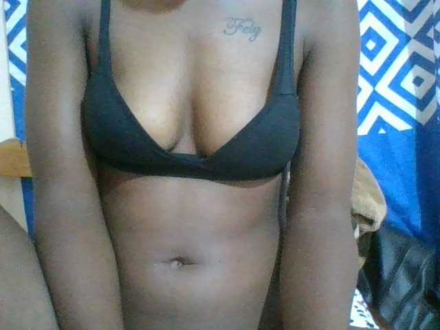 Charliepoco live cam on BongaCams