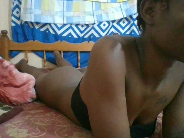 Charliepoco live cam on BongaCams