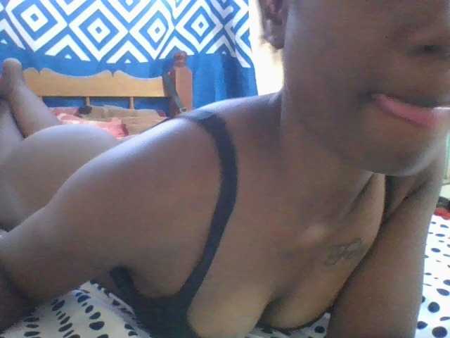 Charliepoco live cam on BongaCams