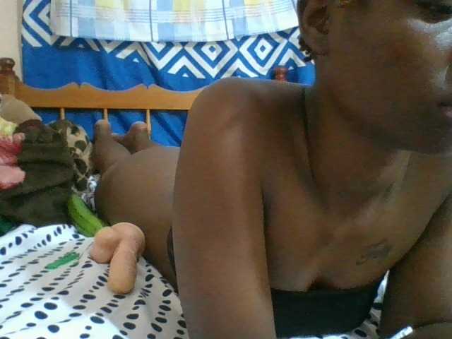 Charliepoco live cam on BongaCams