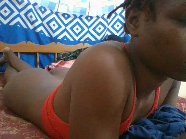 Charliepoco live cam on BongaCams