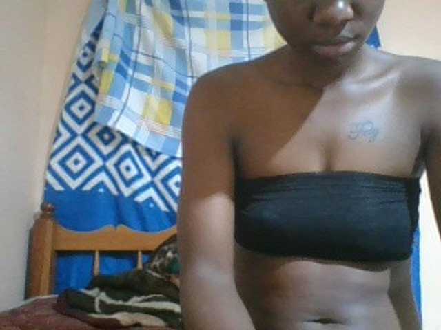 Charliepoco live cam on BongaCams