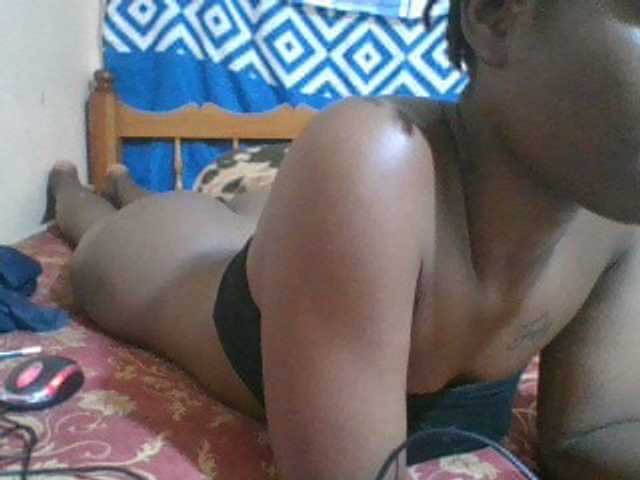 Charliepoco live cam on BongaCams