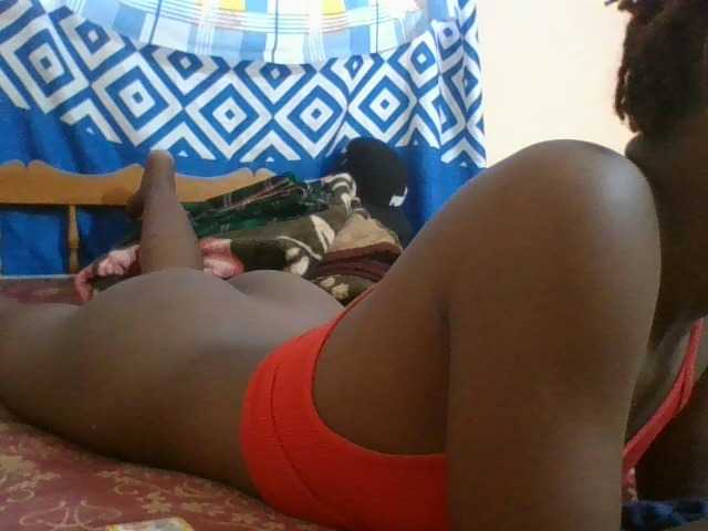 Charliepoco live cam on BongaCams