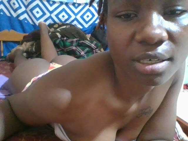 Charliepoco live cam on BongaCams