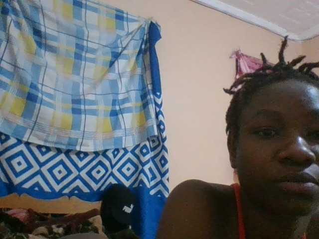 Charliepoco live cam on BongaCams