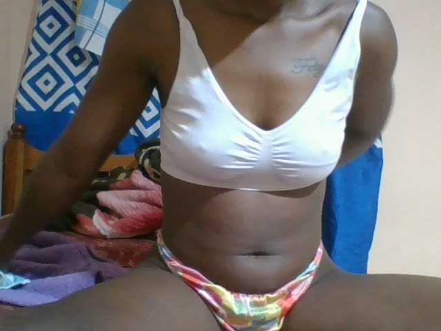 Charliepoco live cam on BongaCams