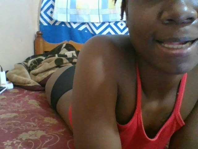 Charliepoco live cam on BongaCams