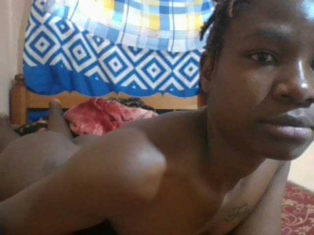 Charliepoco live cam on BongaCams