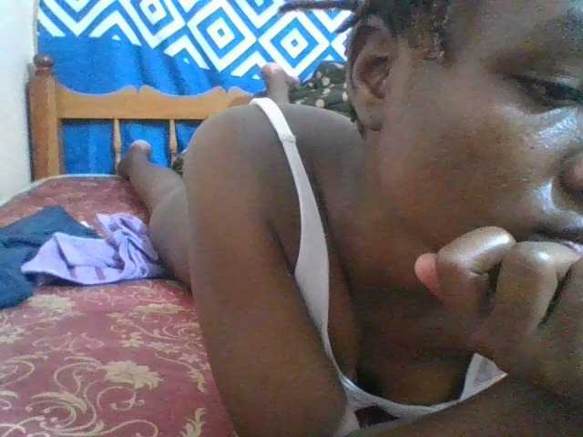 Charliepoco live cam on BongaCams