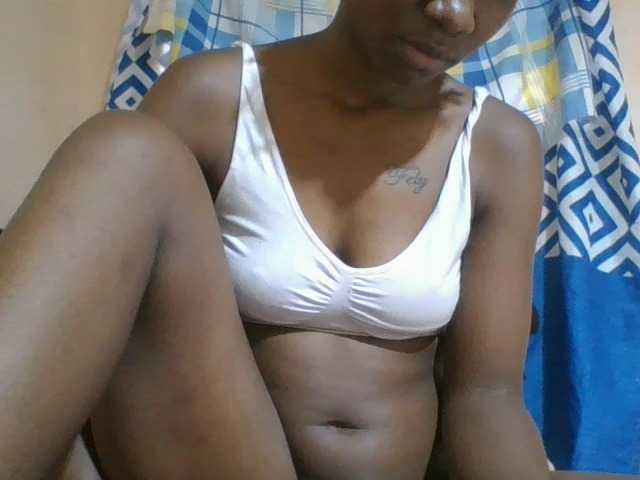 Charliepoco live cam on BongaCams