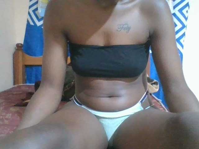 Charliepoco live cam on BongaCams