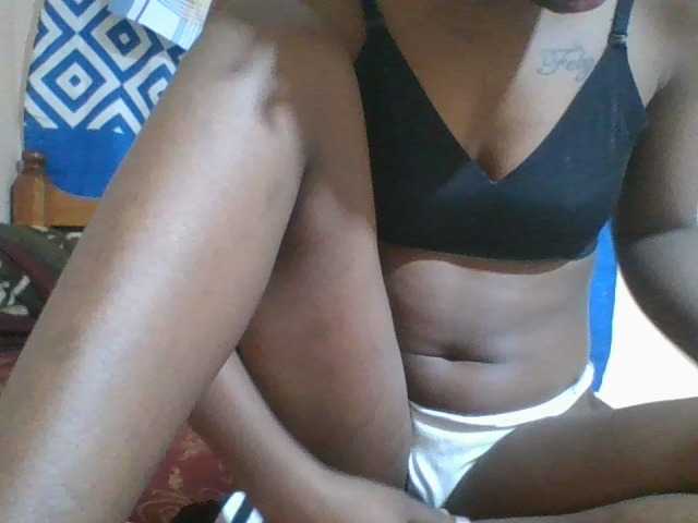Charliepoco live cam on BongaCams