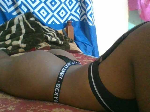 Charliepoco live cam on BongaCams