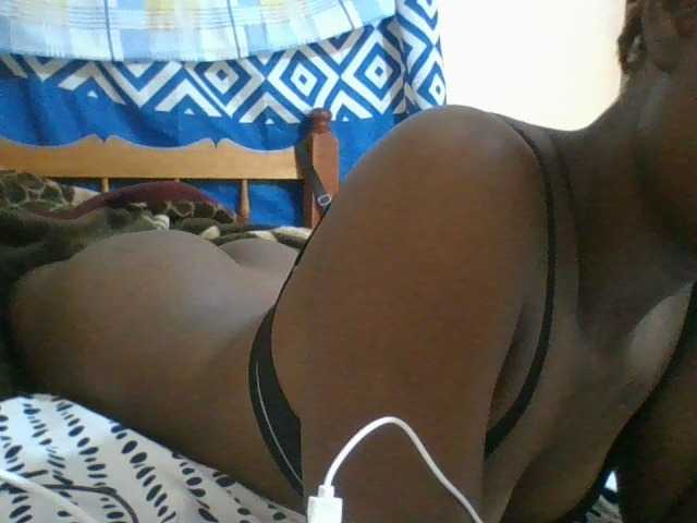 Charliepoco live cam on BongaCams