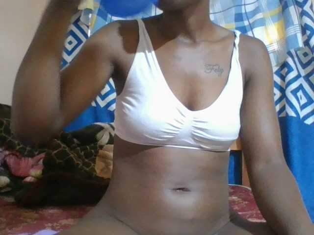 Charliepoco live cam on BongaCams