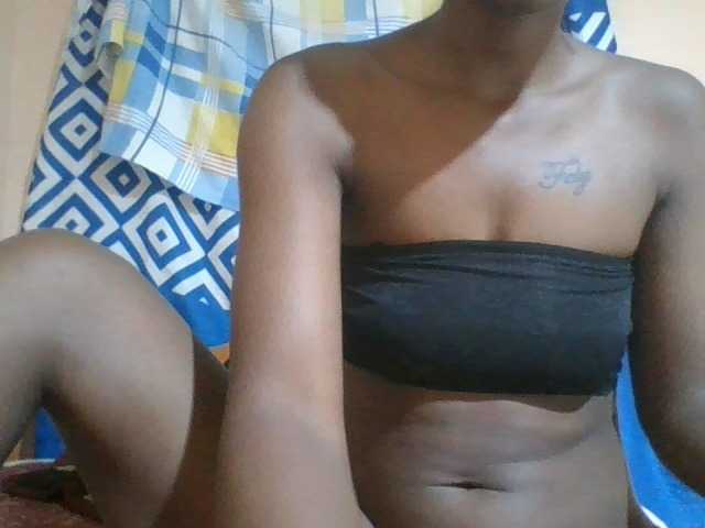 Charliepoco live cam on BongaCams