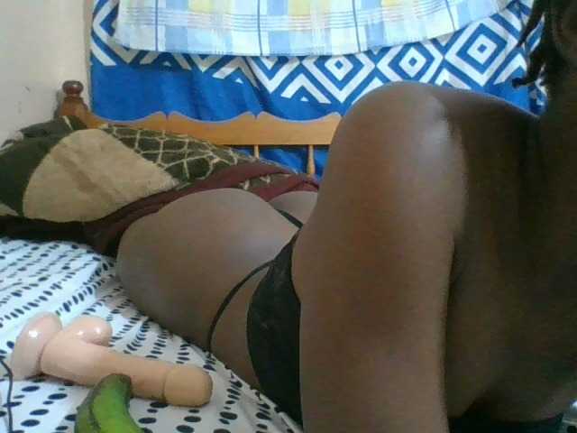 Charliepoco live cam on BongaCams