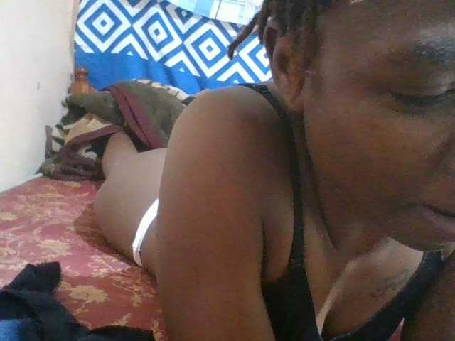 Charliepoco live cam on BongaCams