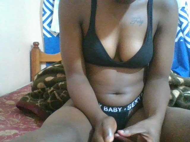 Charliepoco live cam on BongaCams