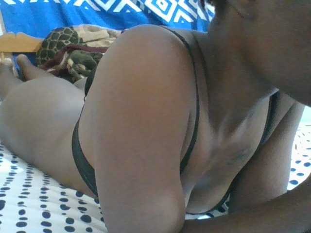 Charliepoco live cam on BongaCams