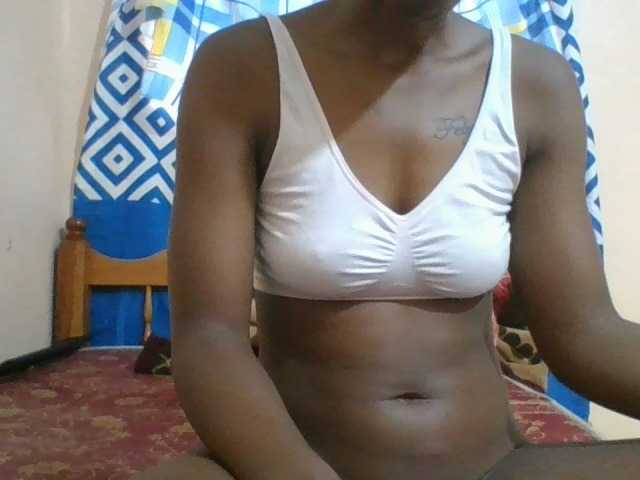 Charliepoco live cam on BongaCams