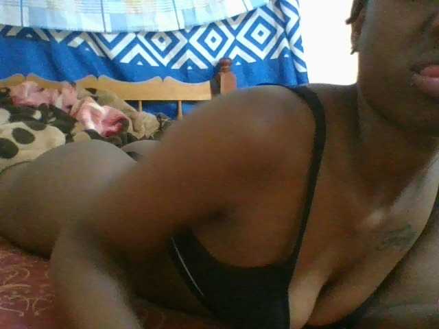 Charliepoco live cam on BongaCams