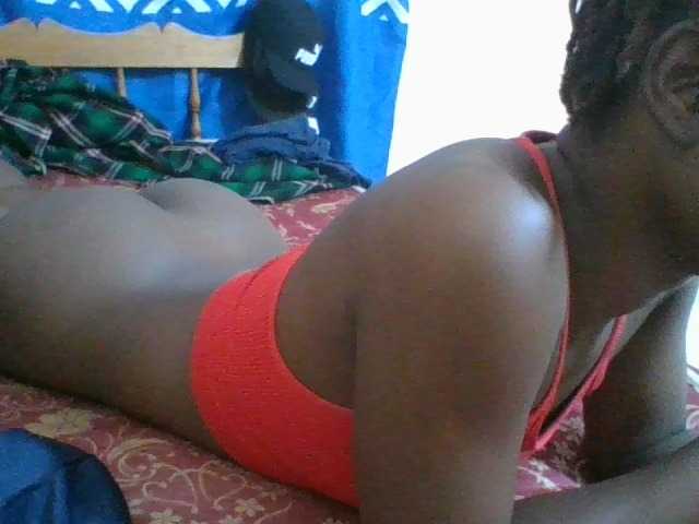Charliepoco live cam on BongaCams