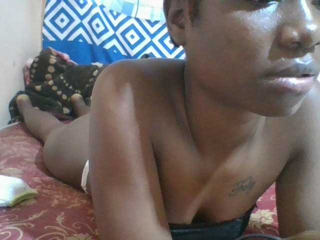 Charliepoco live cam on BongaCams