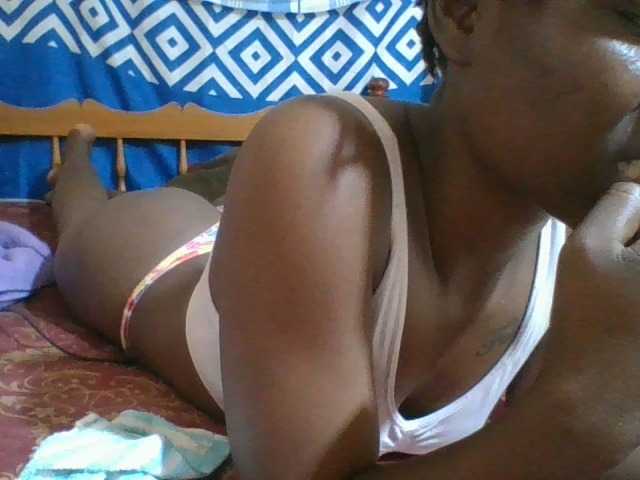 Charliepoco live cam on BongaCams