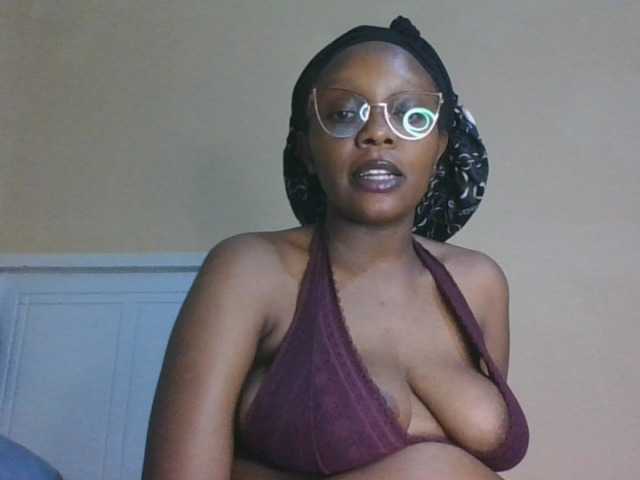 sexy-mommy live cam on BongaCams