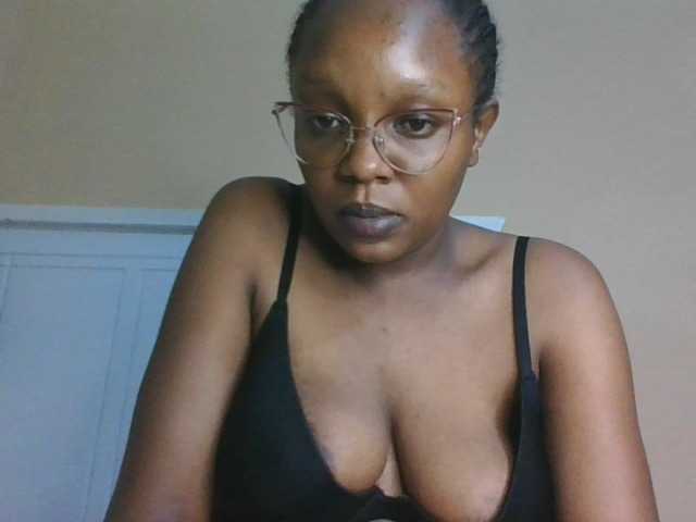 sexy-mommy webcam bongacams model stream image