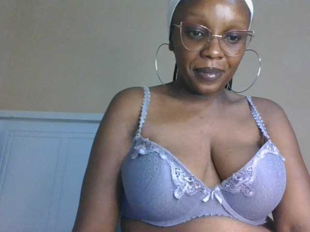 sexy-mommy live cam on BongaCams