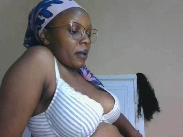 sexy-mommy live cam on BongaCams