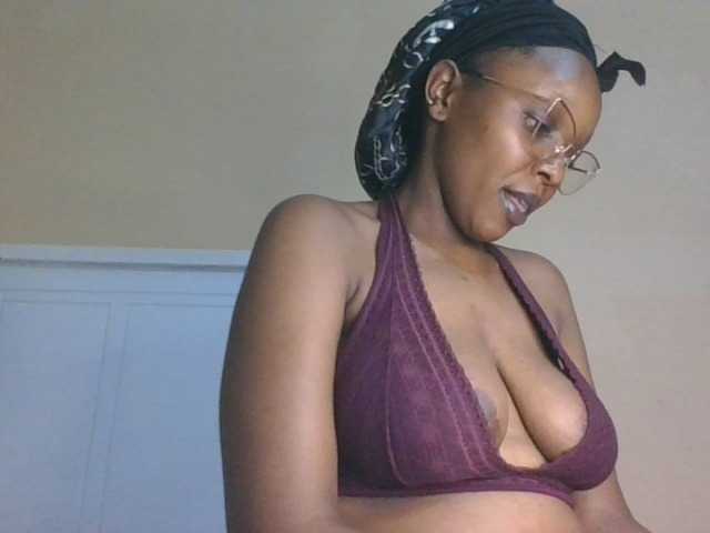 sexy-mommy live cam on BongaCams