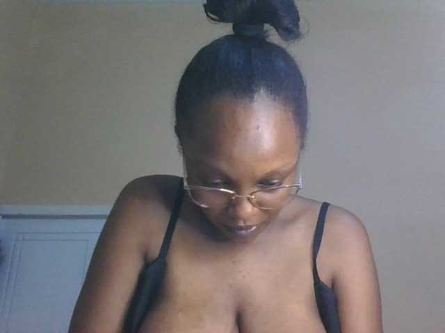 sexy-mommy live cam on BongaCams
